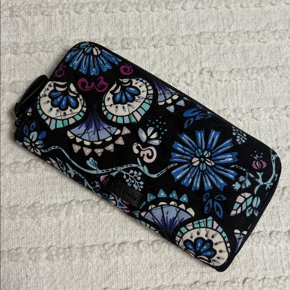 VERA BRADLEY Zip Wallet